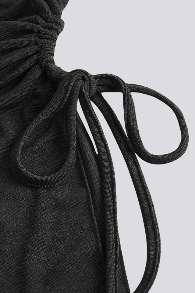 Top Preta Tubular com Bainha Assimétrica, Amarração Lateral e Franzido na Cintura