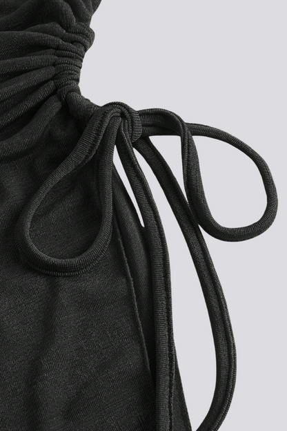 Top Preta Tubular com Bainha Assimétrica, Amarração Lateral e Franzido na Cintura